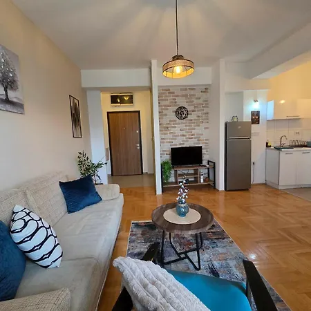 Renovated Calm Close To Center And Free Parking Apartment *