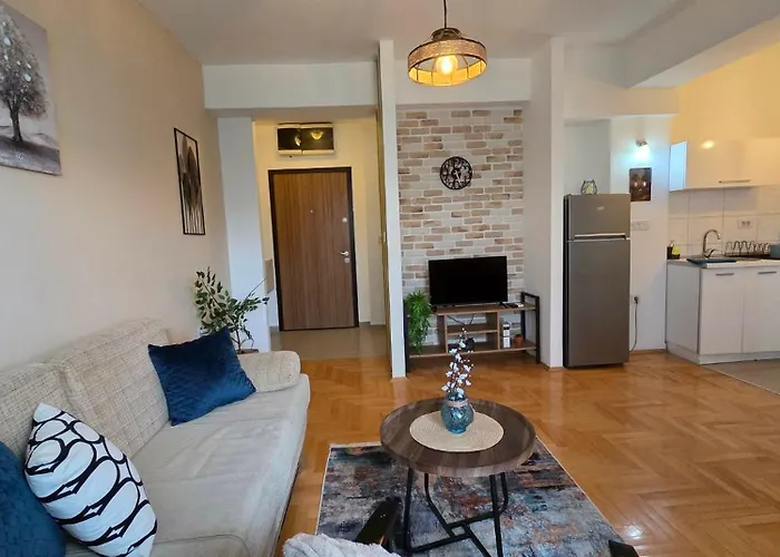 Renovated Calm Close To Center And Free Parking Apartment *