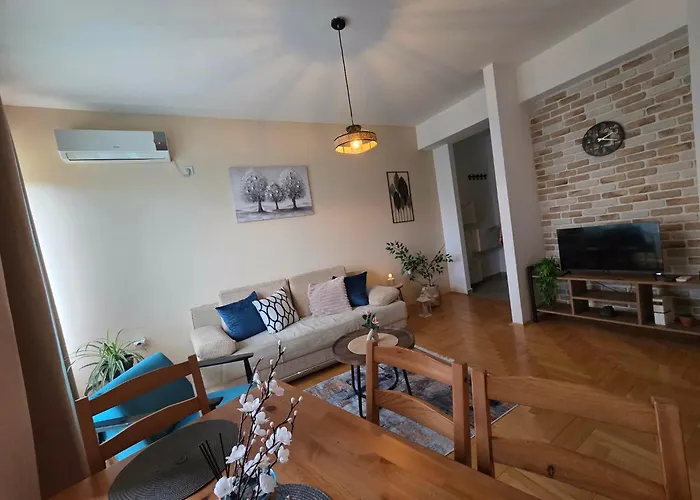 Apartment Renovated Calm Close To Center And Free Parking *